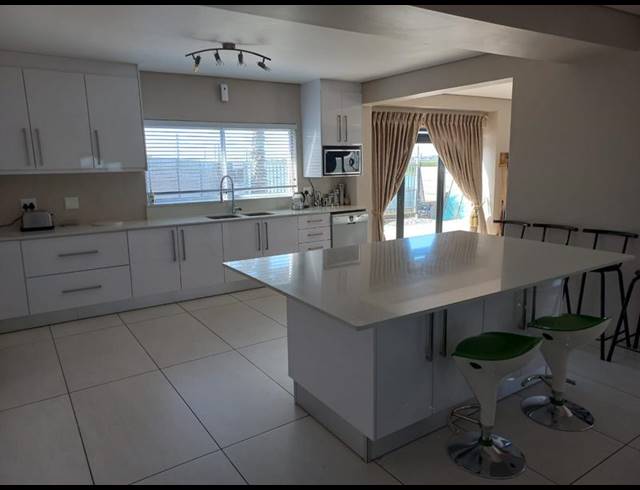 6 BEDROOM HOUSE FOR SALE IN ZEEKOEIVLEI